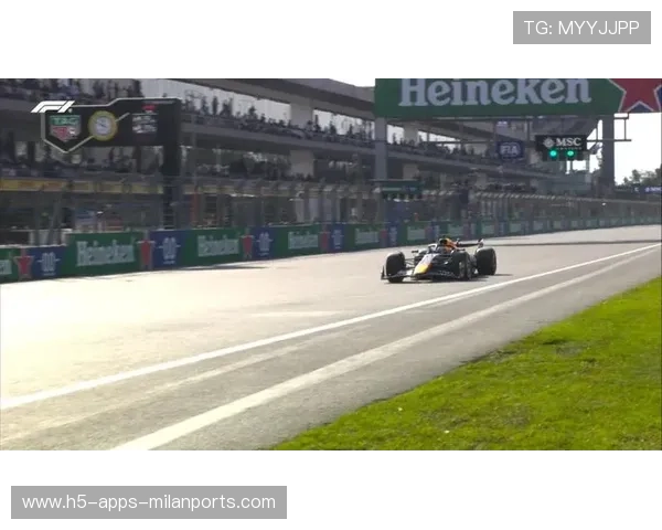 赛车尾流争位三车贴身，火花溅射如烟火