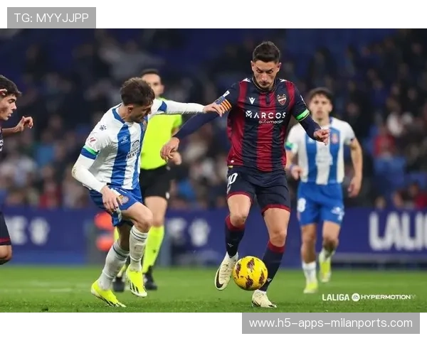 塞维利亚边线突破助攻前锋得分：足球中的精彩瞬间